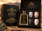 Una botella de Espíritu de Origen MEZCAL JABALÍ de 750 ml, Edición Especial, y cuatro chupitos de piedra, presentados en una caja de regalo negra.