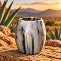 Vaso de ónix gris sobre piedra, con agaves al atardecer